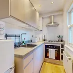 Charming 1 Bedroom Apt Near Shepherds Bush Station